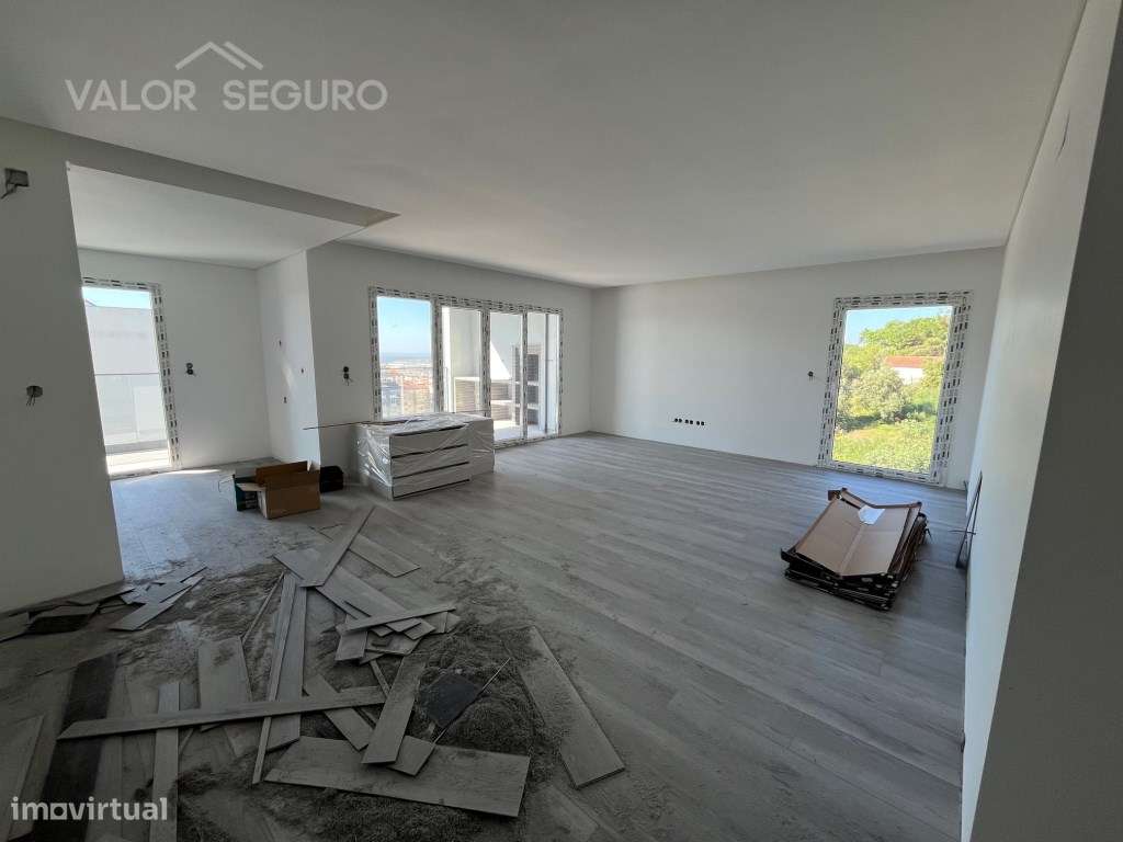 Apartamento T2 novo com garagem 2 viaturas e terraço no Sobralinho-8