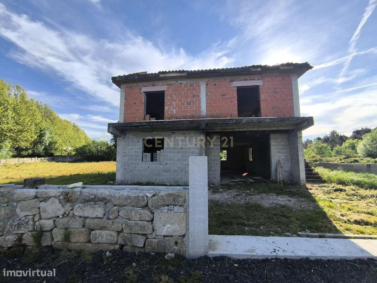 Terreno com casa em construção. - Grande imagem: 5/12