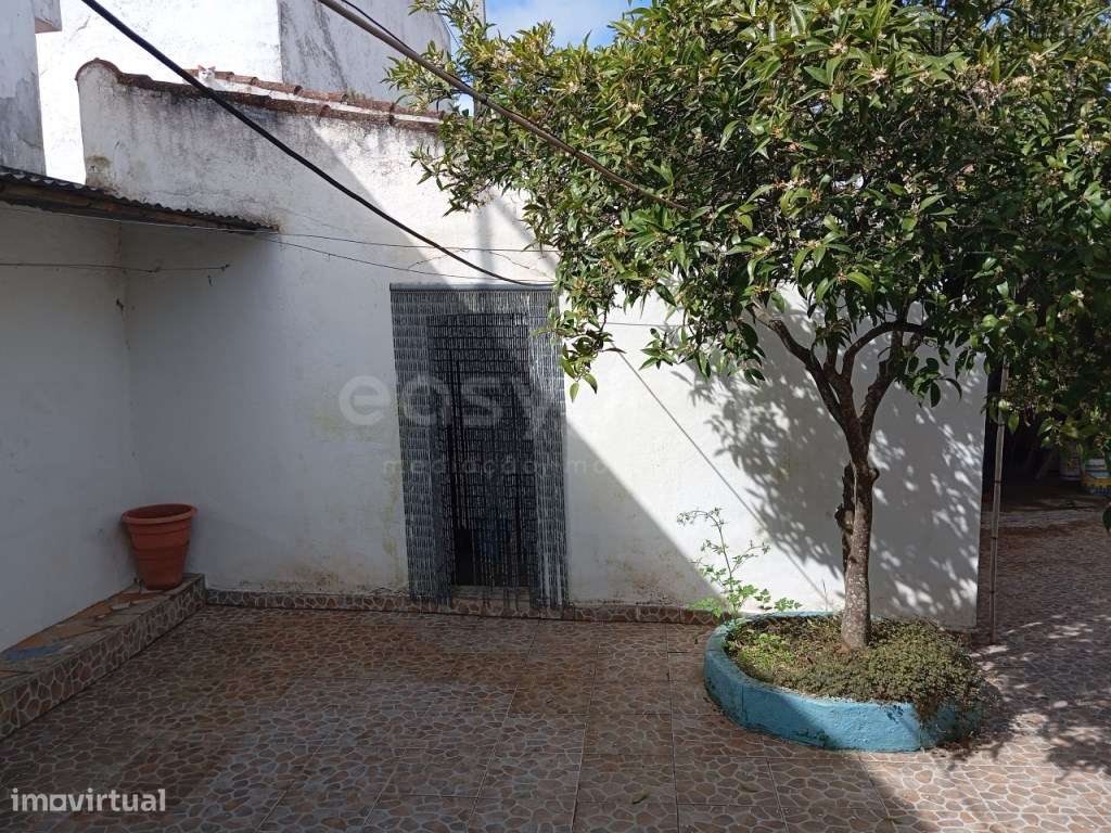 Moradia no Centro de Baleizão com 4 quartos, garagem e quintal - Grande imagem: 2/24