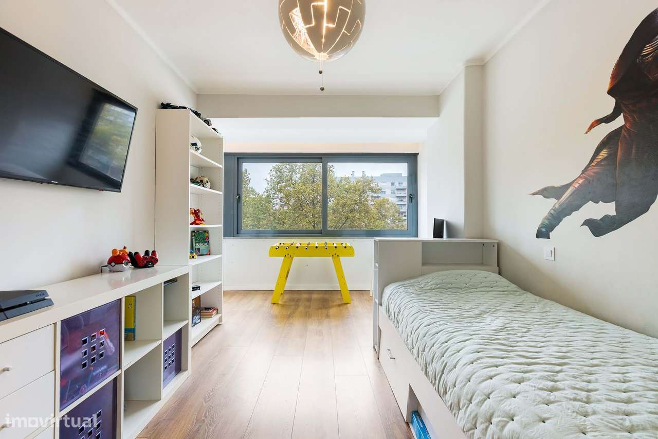 Moradia T4/5 com Piscina no Bairro de Santa Cruz – Benfica, Lisboa-19