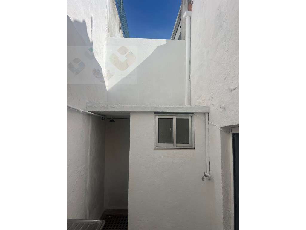 Moradia frente Monsanto, Excelente oportunidade, T2, por recuperar!-9