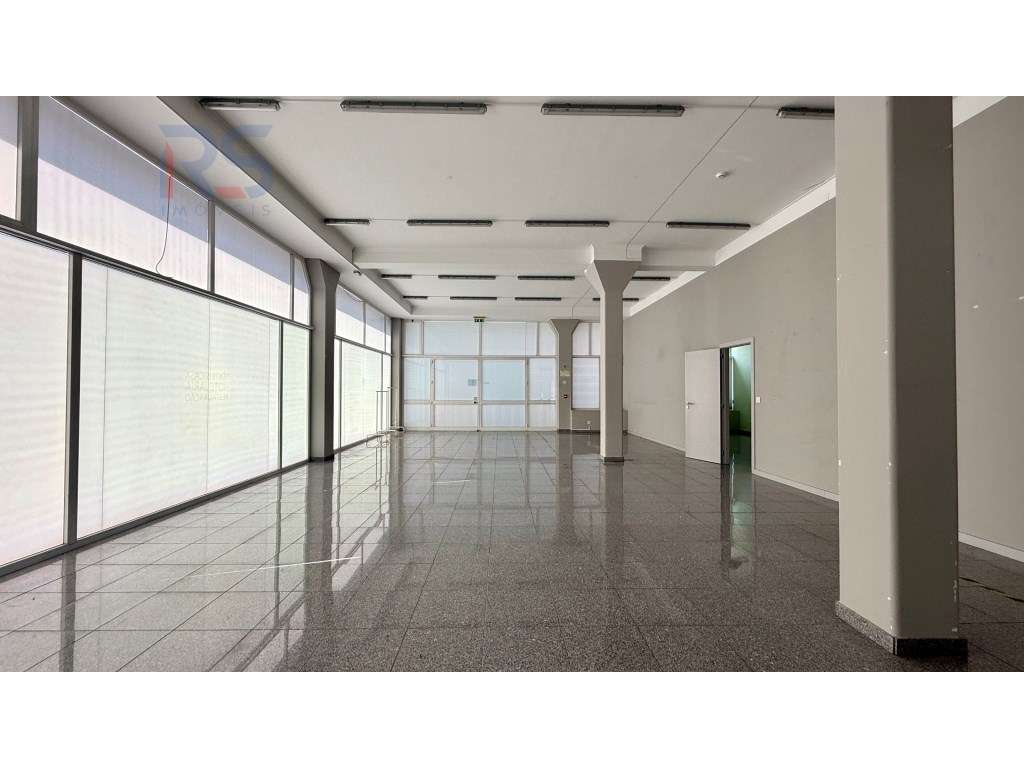 Loja de 4 frentes Porto Egas Moniz-12