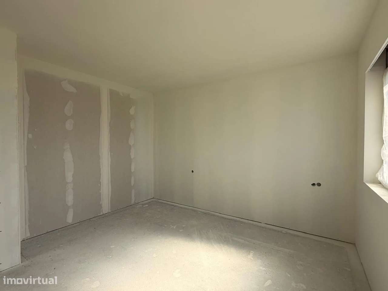 Moradia T3 de Arquitetura Moderna com Jardim e Garagem de 85 m² – Arco-12