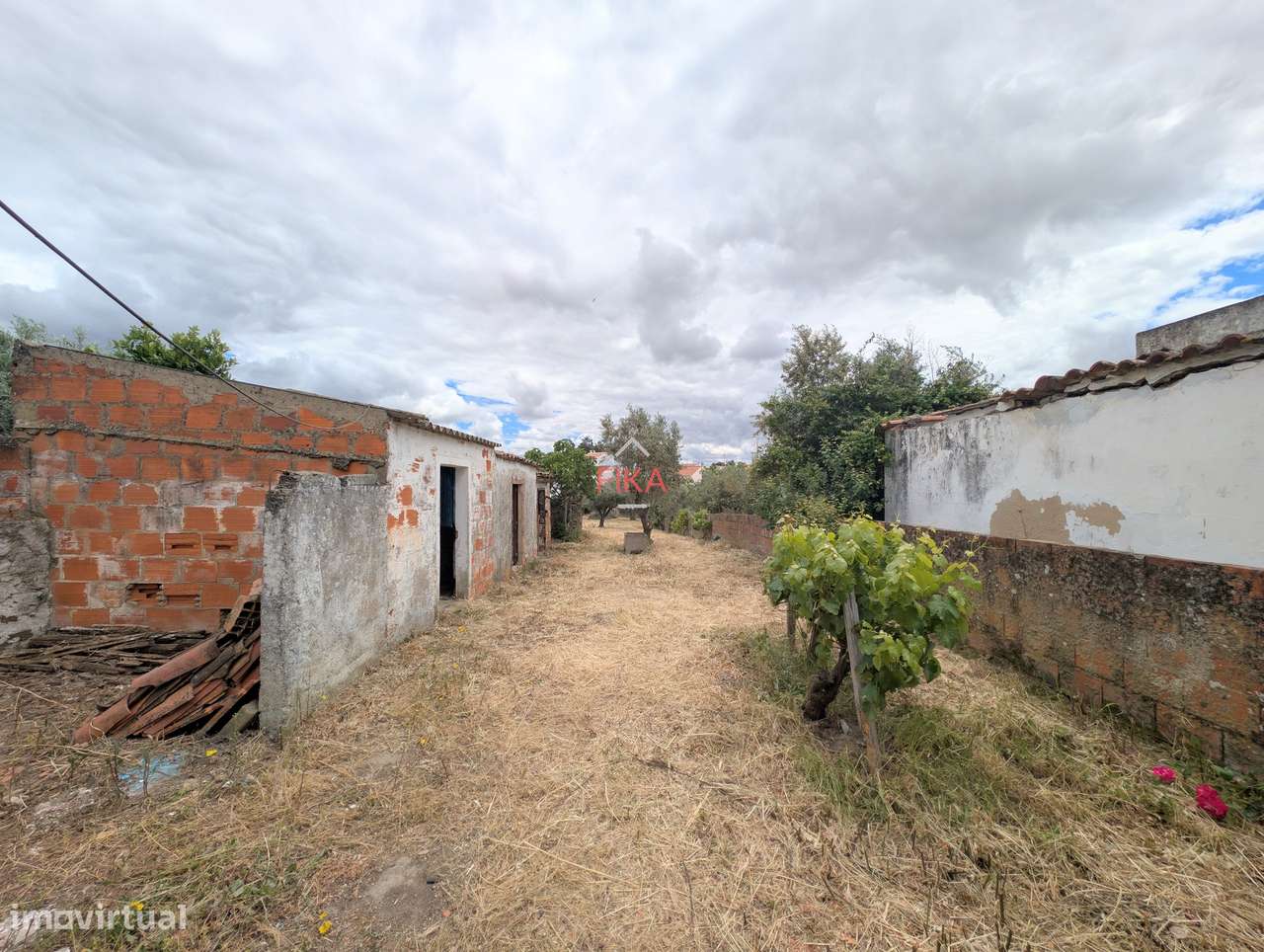 Moradia T3 para recuperação total com 679m2 de terreno-23