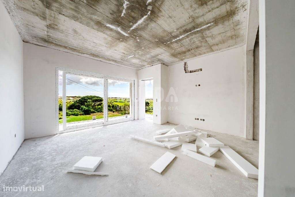 Moradia isolada de design contemporâneo nos Casais Mestre Mendo-32