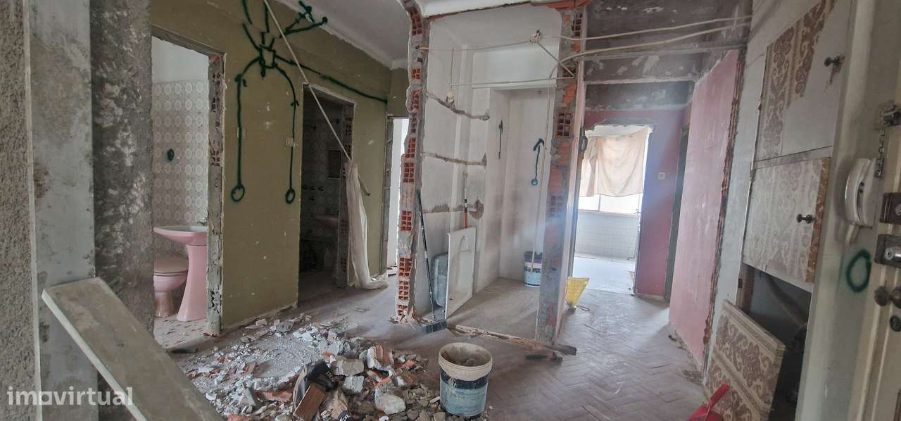 T3 Remodelado com Varanda Ampla junto ao Colombo: Vida Urbana com Conf-9