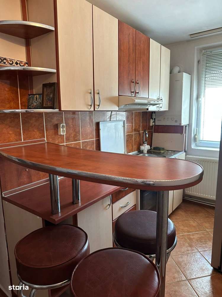 De vanzare 2 camere cu balcon, decomandat, etaj 1,  zona Hotel Roman - Imagine principală: 2/8