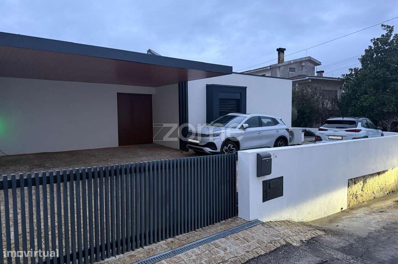 Moradia Térrea Semi- nova com piscina-33