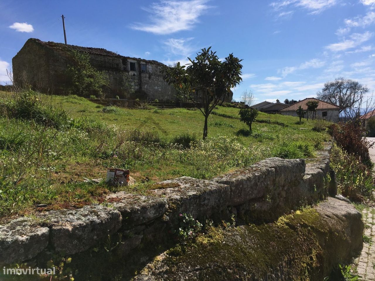 Terreno com Casa de Pedra