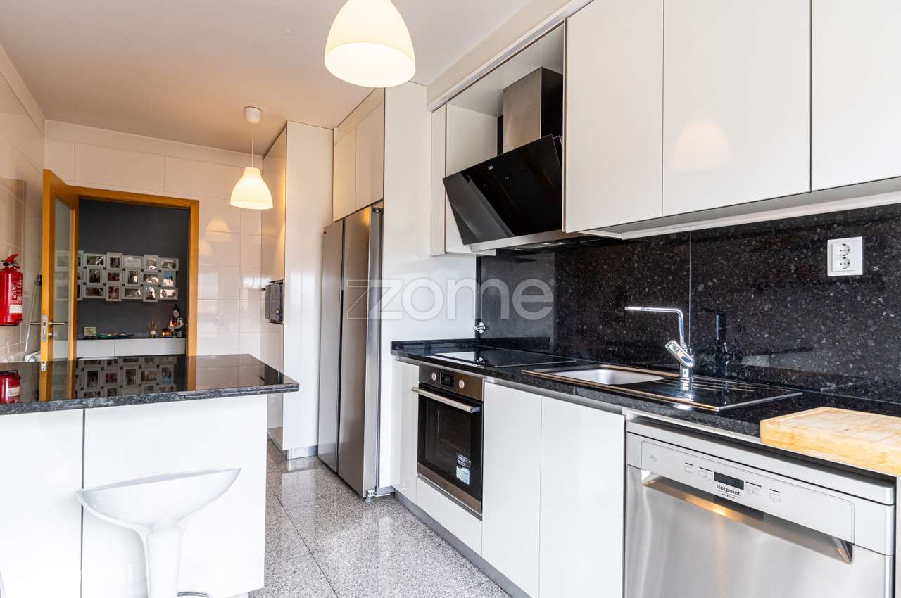 Apartamento T2 remodelado no último piso com garagem e arrumos - Grande imagem: 5/19