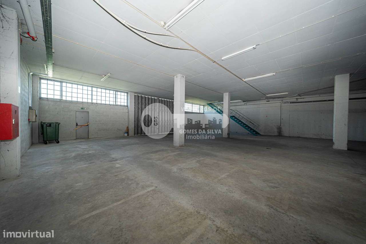 Pavilhão Comercial c/ área bruta de 1782m2 em Ferreiros-20