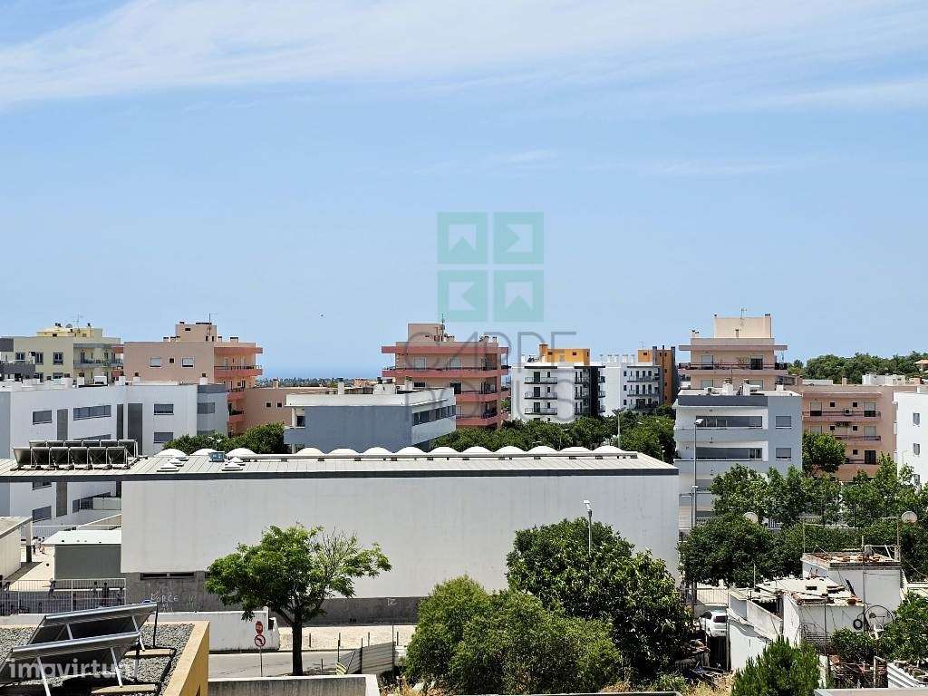 Espaçoso apartamento T3, com parqueamento, junto centro de Loulé, A...-30