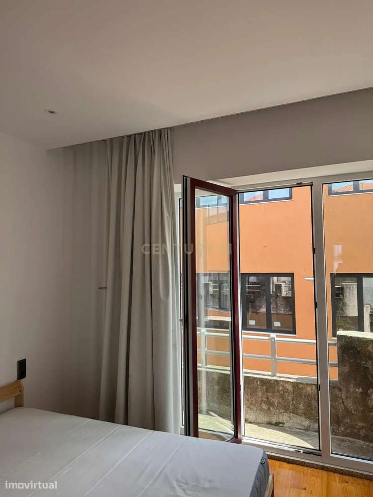 T2 Renovado no centro do Porto – Acesso direto a pátio + arrumo com lu-12