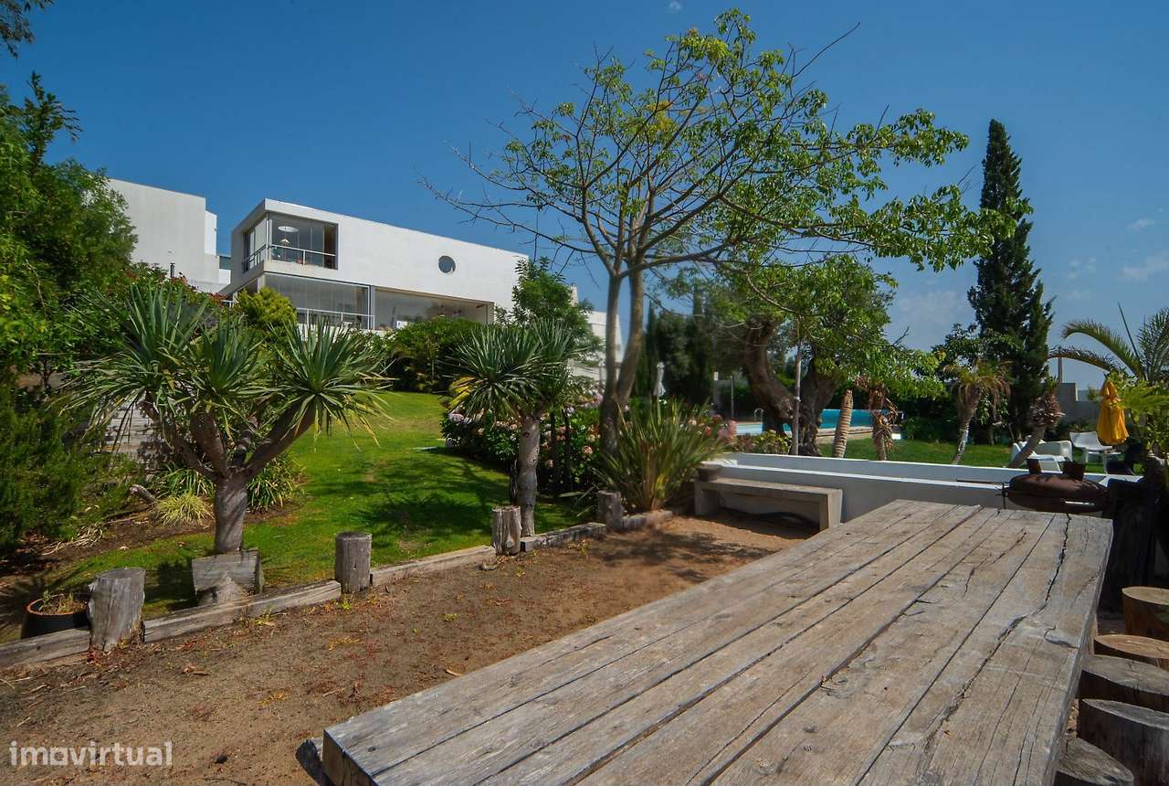 Moradia Contemporânea com Vista Mar e Piscina, Próxima da Beloura e Es-18