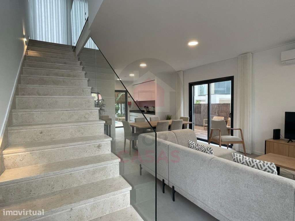 Moradia de arquitectura moderna com piscina privada-11