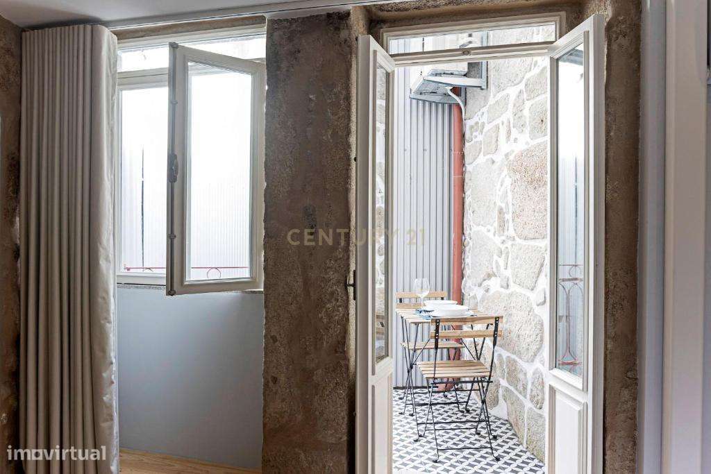 Prédio totalmente reabilitado com 5 apartamentos T0, no Centro Históri-21