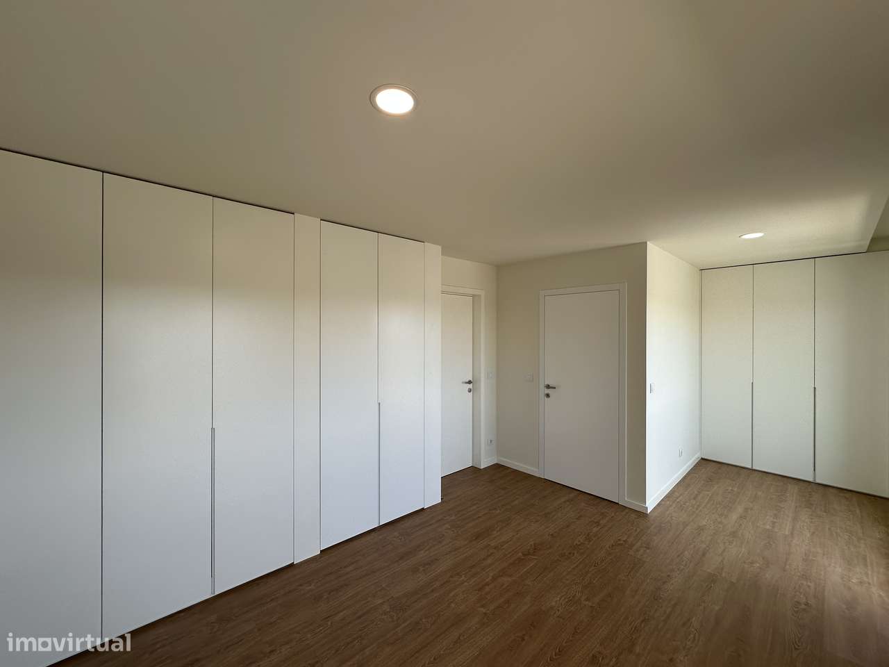 ÚNICO - T3+1 Novo, Último Piso, c/ Varandas e Garagem 3 automóveis-12