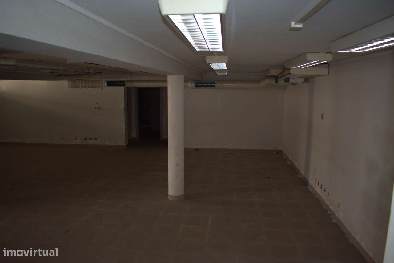 Espaço comercial de 451m² com estacionamento-10