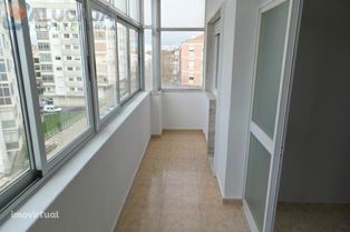 Cacém/Loja Cidadão - Simpático apartamento T2 renovado e soalheiro.