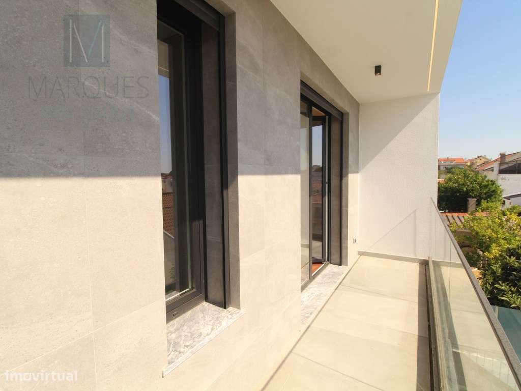 Moradia T5 com 4 Suites, Jardim e Piscina na Charneca da Caparica-15