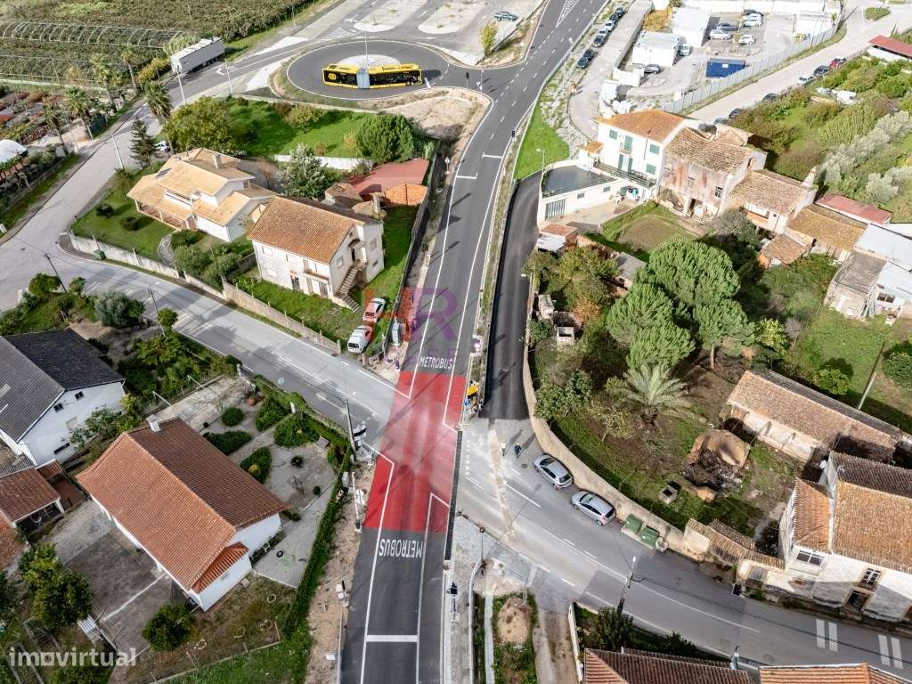 Coimbra, Vende-se Moradia com terreno e jardim.-48