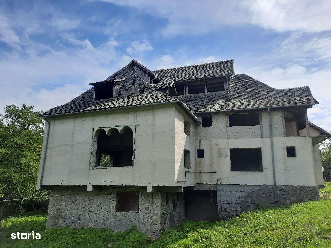 Casă spațioasă stil conac , aproape de natură - Imagine principală: 3/10