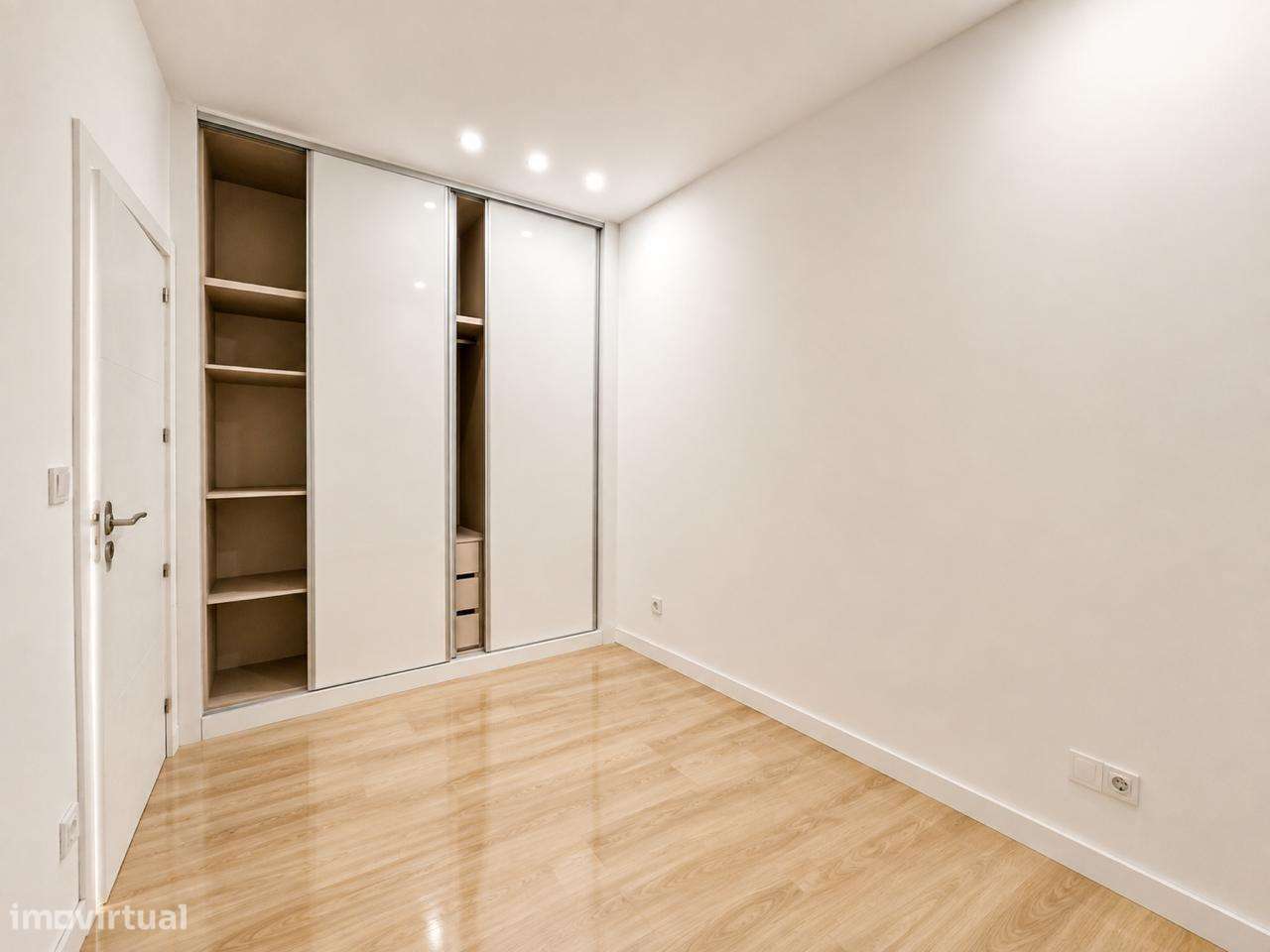 Prédio Renovado com 3 Habitações Independentes-18