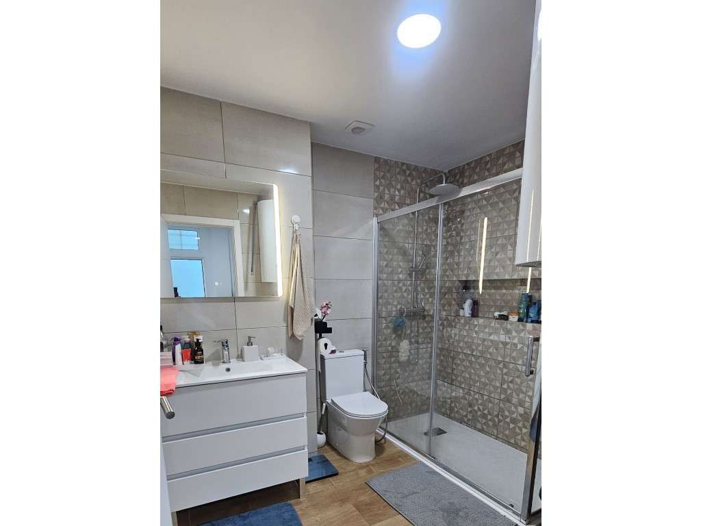 Moradia Remodelada com 4 Assoalhadas, Cacém, Sintra, Lisboa-11