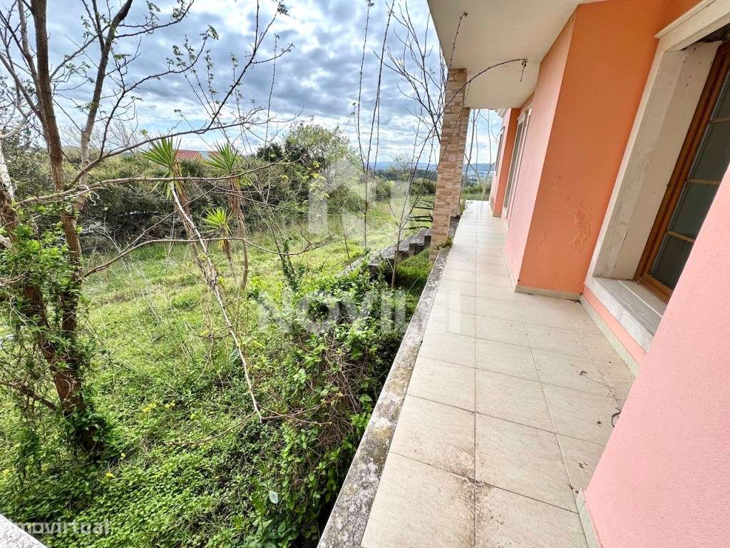 Moradia isolada T3 de cave e rés do chão próxima da Nazaré. - Grande imagem: 5/30