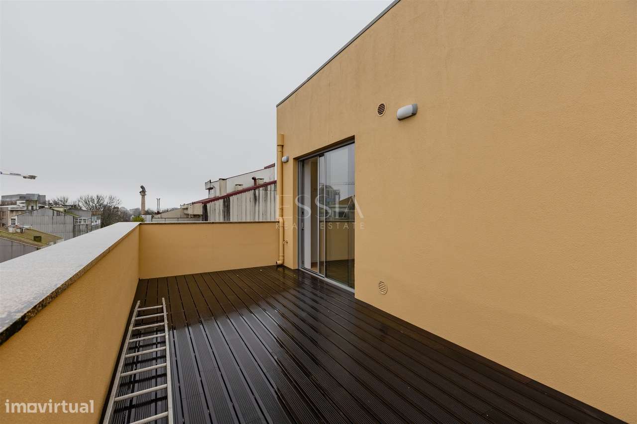 Apartamento T2 no Último Piso com Terraço na Boavista, Porto-0