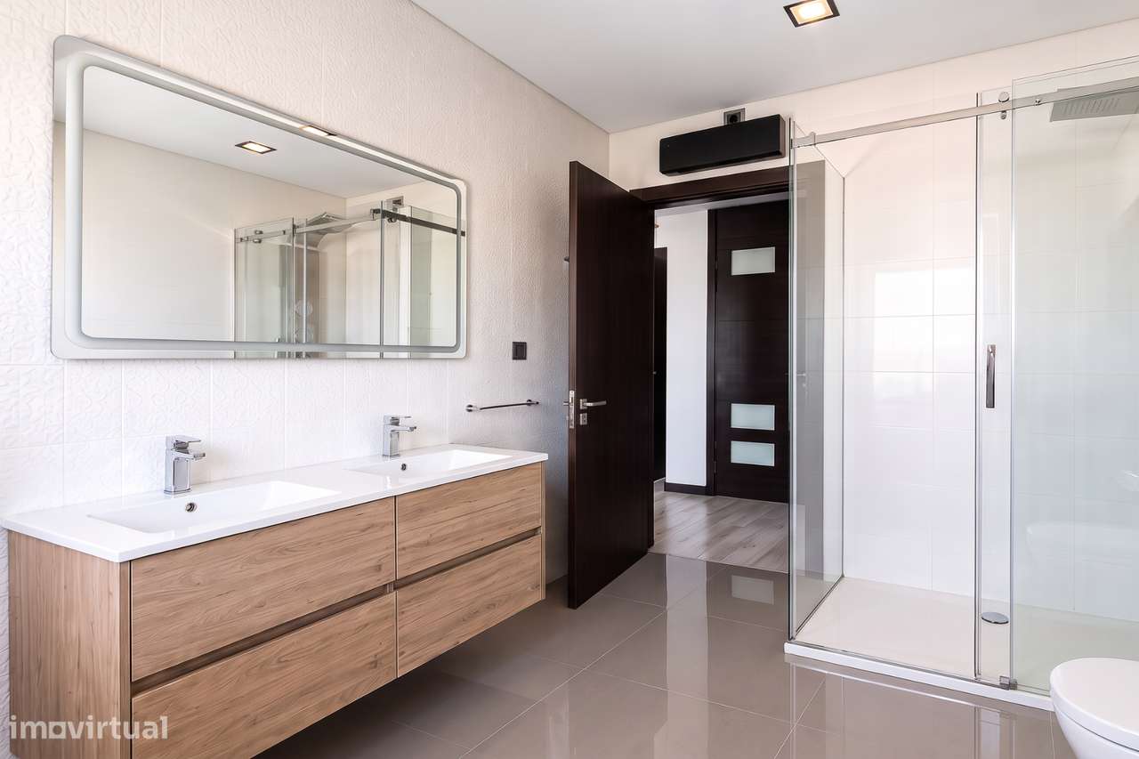 Moradia T4 com Piscina e Terreno em Oiã-10