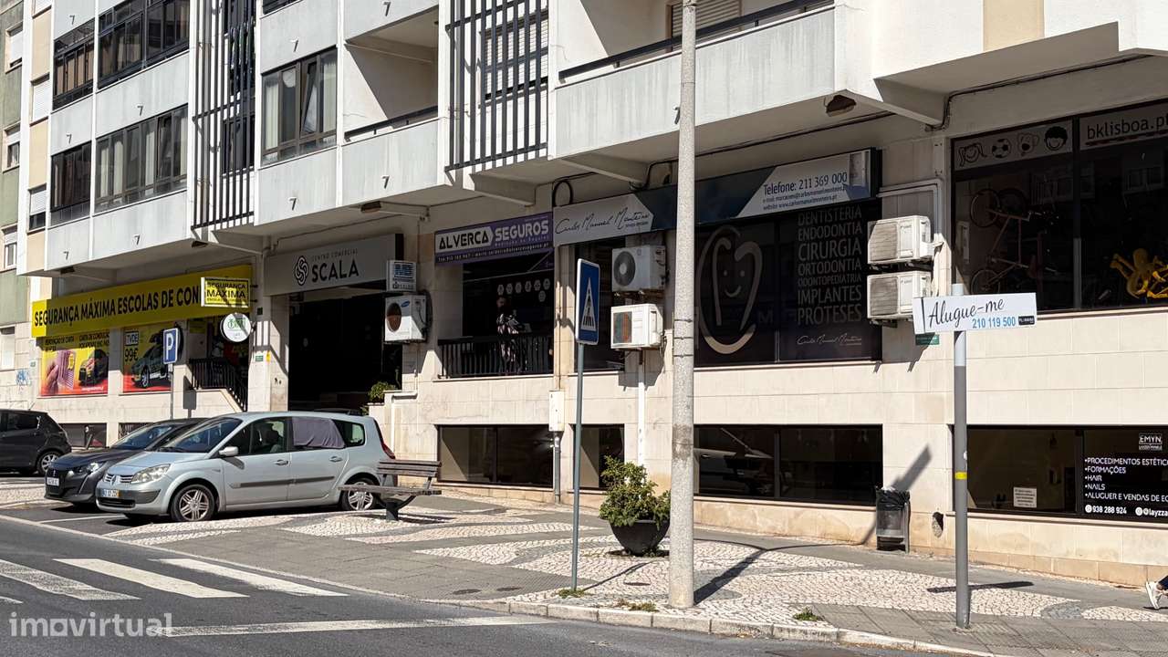 Loja Centro Alverca com Montras Generosas para a Rua Principal-10