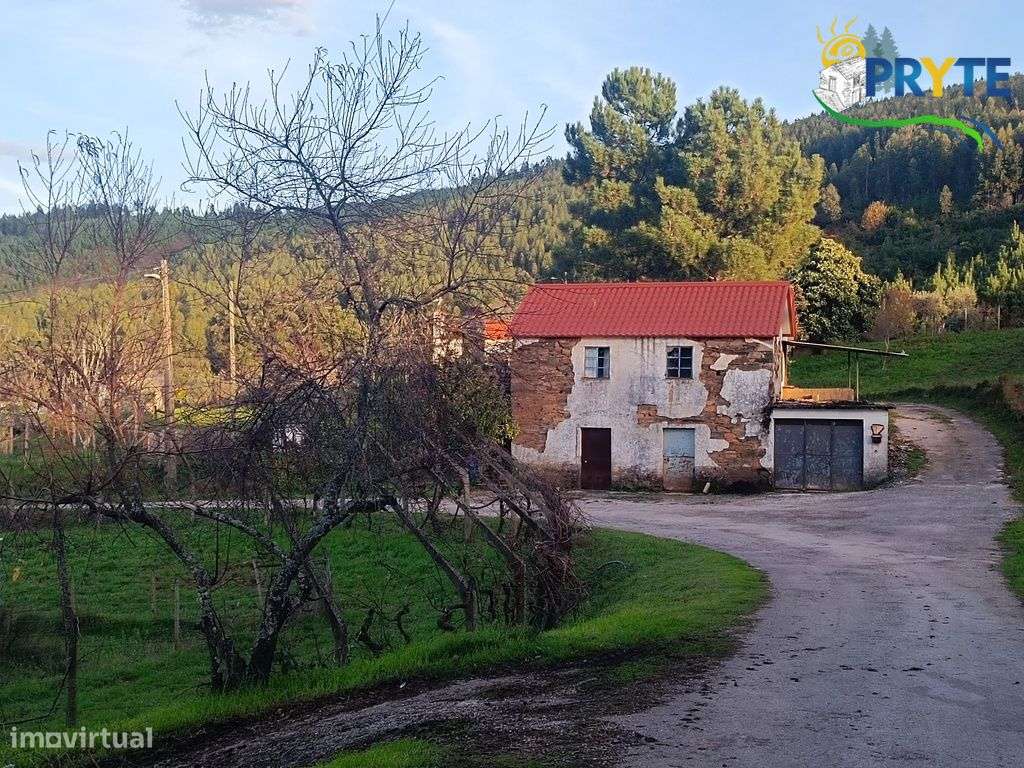 Moradia em pedra de xisto para recuperar situada em Pedrógão Pequeno - Grande imagem: 4/31