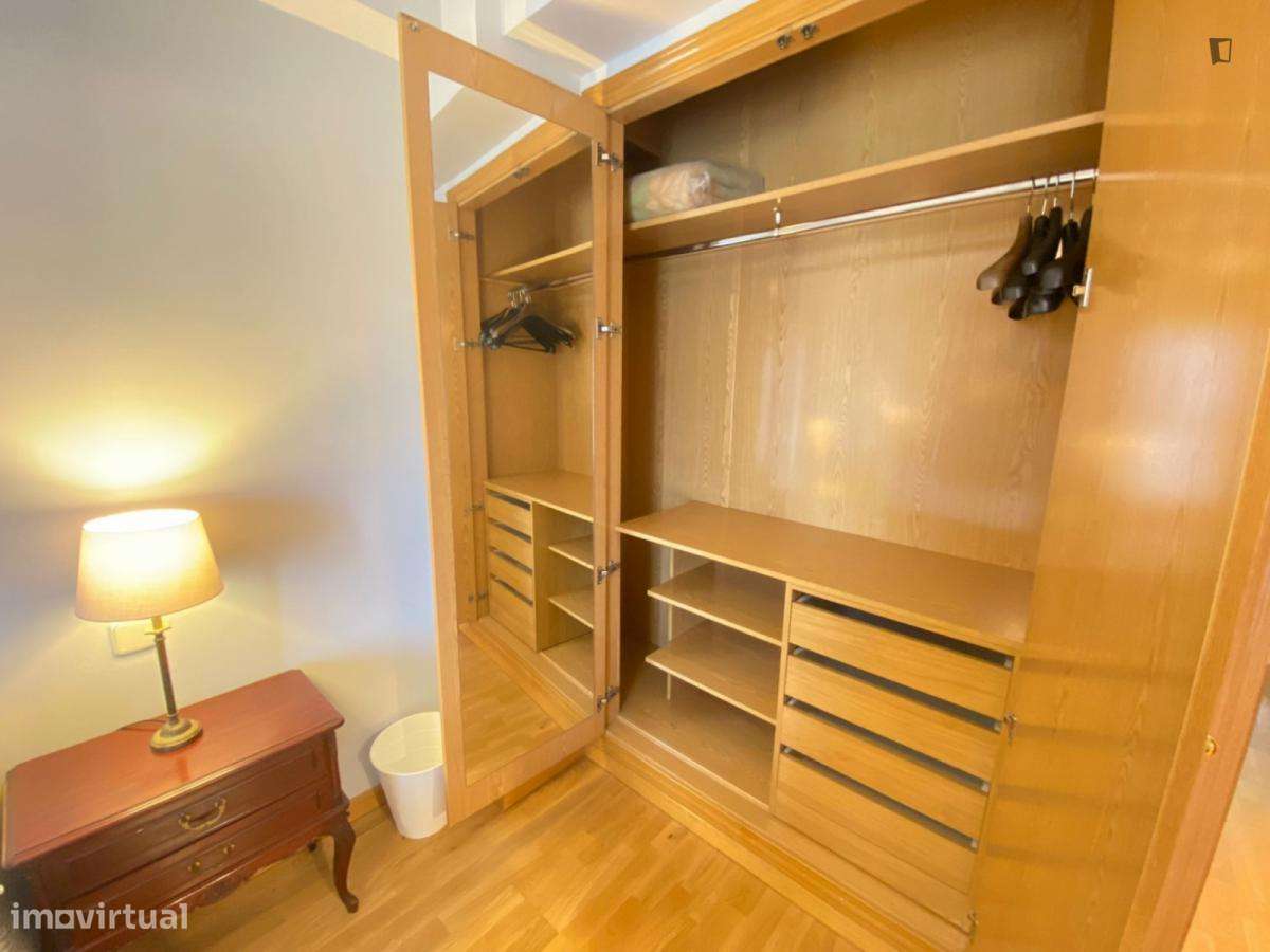 Quarto - localizado em Marquês de Pombal Lisbon - Grande imagem: 4/16