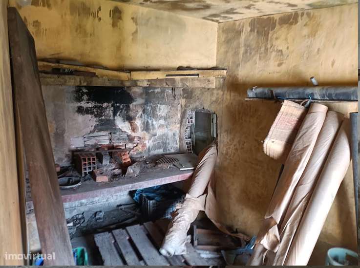 Moradia para restaurar no centro de Valado dos Frades-3