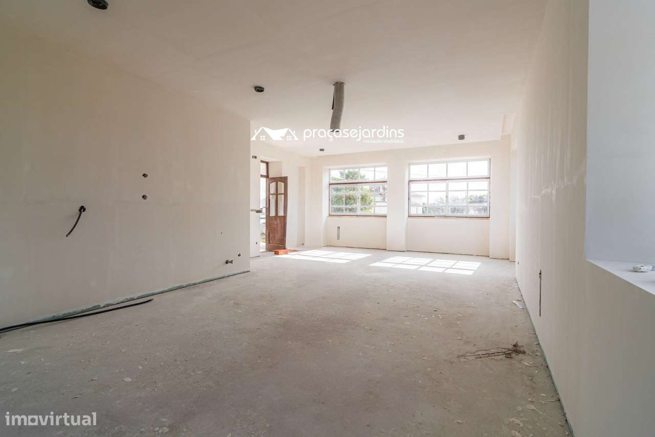 Moradia T3 com História, Conforto Moderno e Proximidade à Praia-5