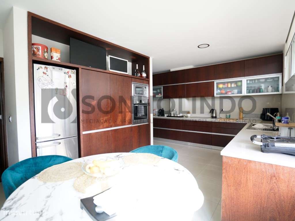 Moradia T4 com piscina de 3 frentes com excelentes áreas, tanto a n...-8