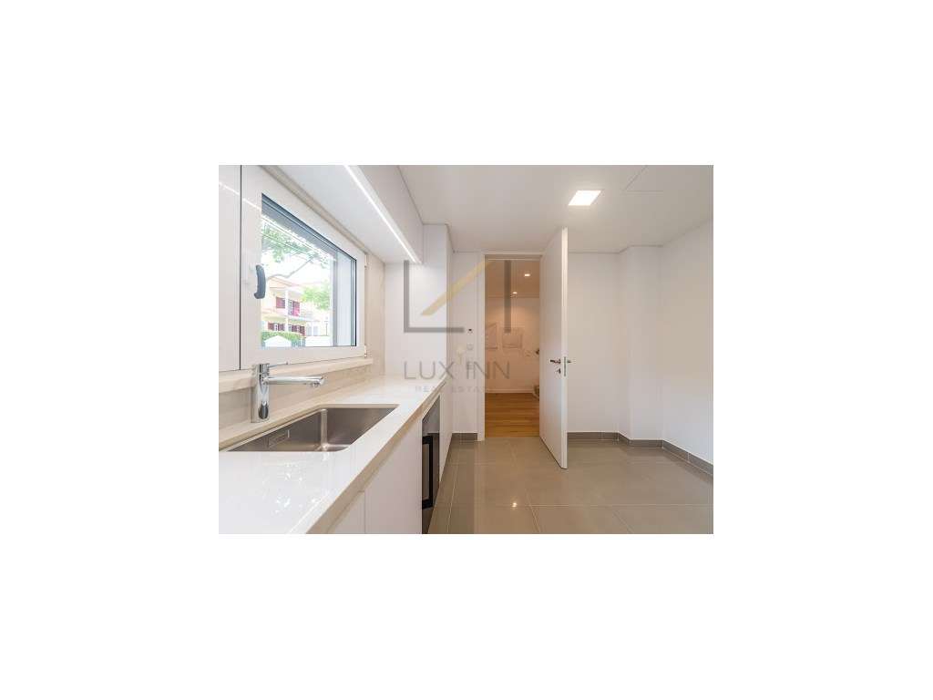 Moradia de Luxo T4 , São Pedro Do Estoril, com Piscina e Garagem-6