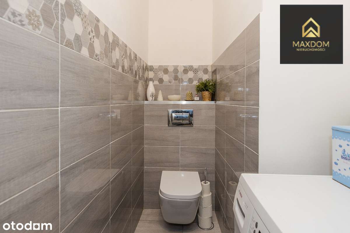 Przy samym wejściu do Metra Płocka + parking-9