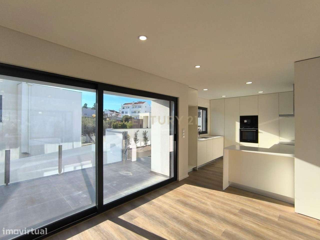 MORADIA CONTEMPORÂNEA T3+1 COM PISCINA NA CHARNECA DA CAPARICA – A 5 M - Grande imagem: 5/60