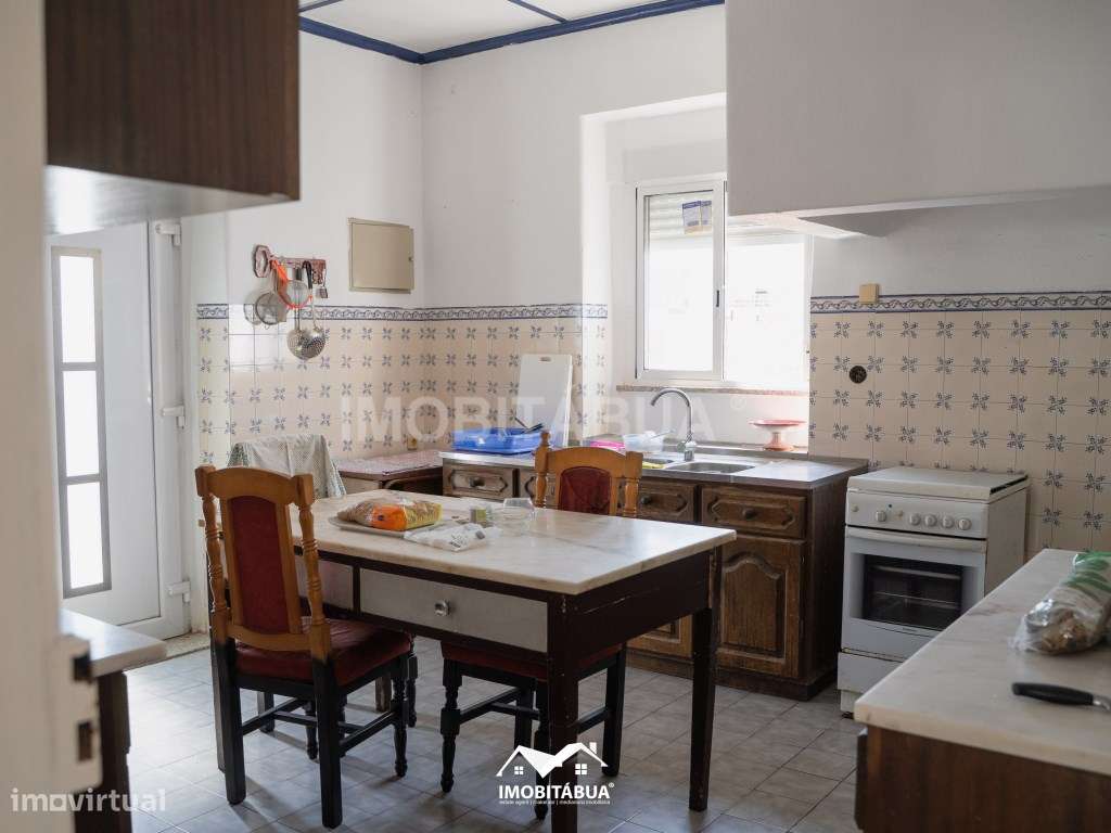 Espaço comercial com habitação T5 no centro da vila-6