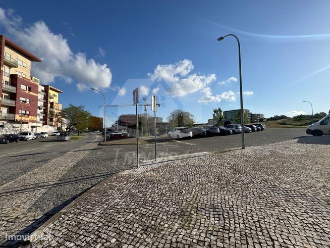 Apartamento T3 com garagem no Parque das Oliveiras, Camarate-33