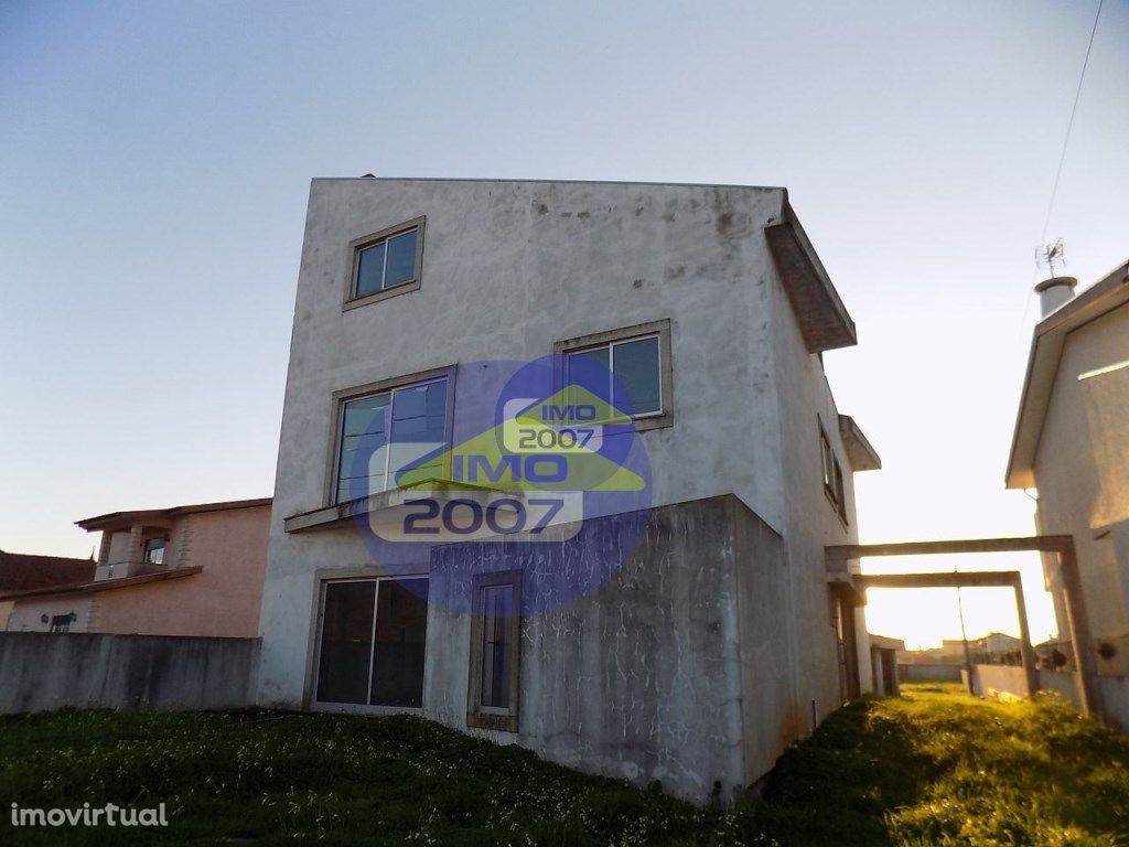 Terreno com moradia geminada na Murtosa