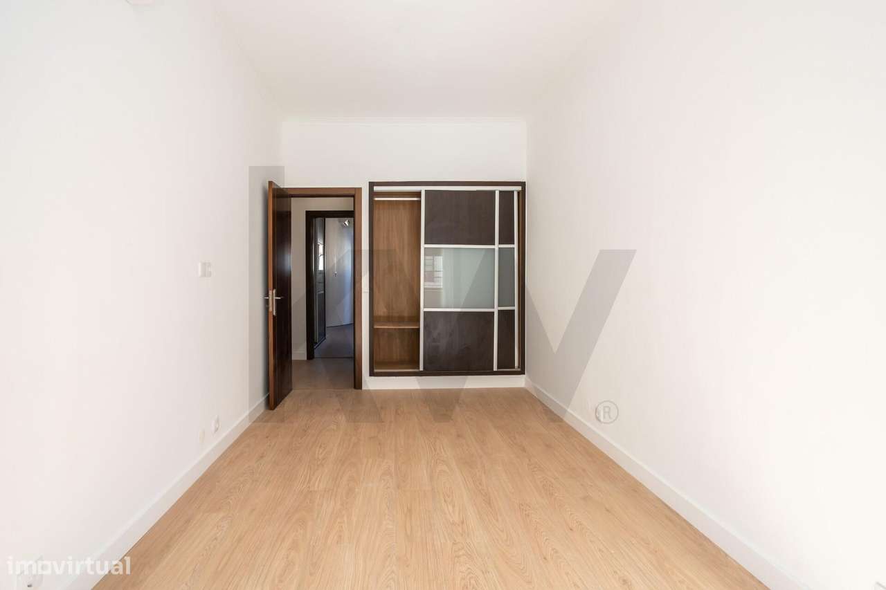 Apartamento T4 transformado em T3 totalmente remodelado na Cova da Pi-13