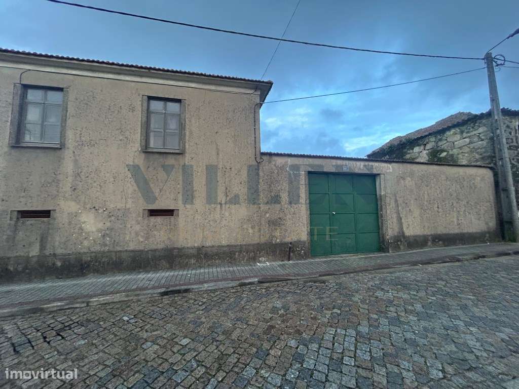 Moradia para Restaurar com 2.590 m² de Terreno, Privacidade e Excel...-1
