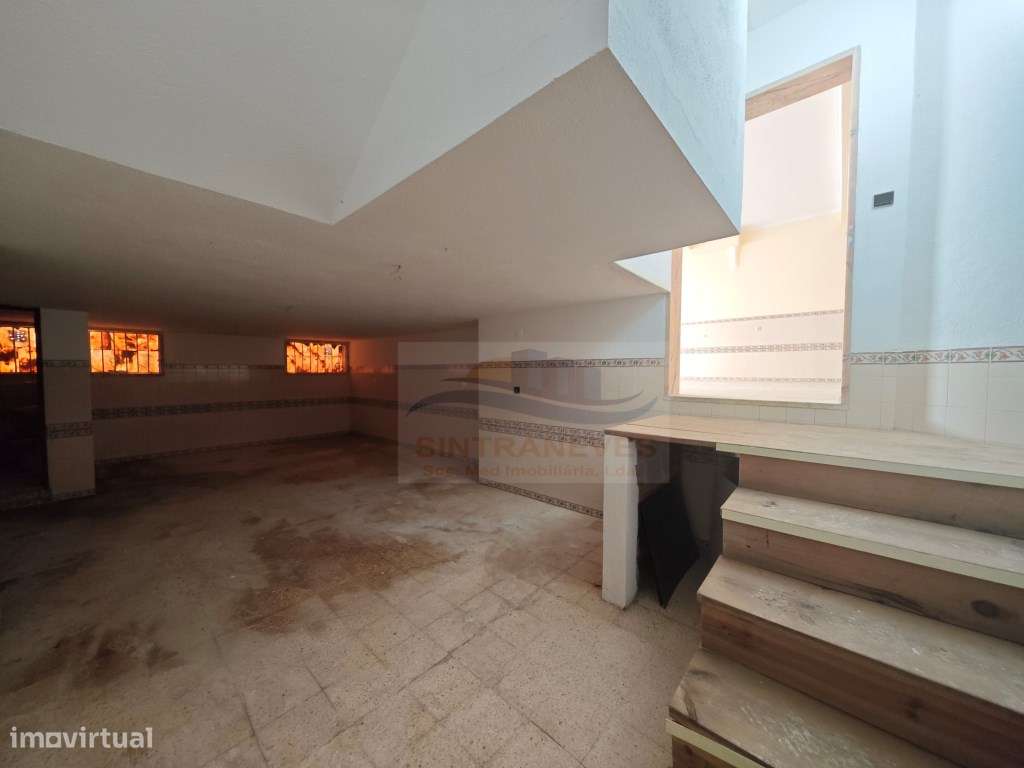 Armazém na Amadora com entrada de carrinha e pé direito de 4,40m - Grande imagem: 4/5