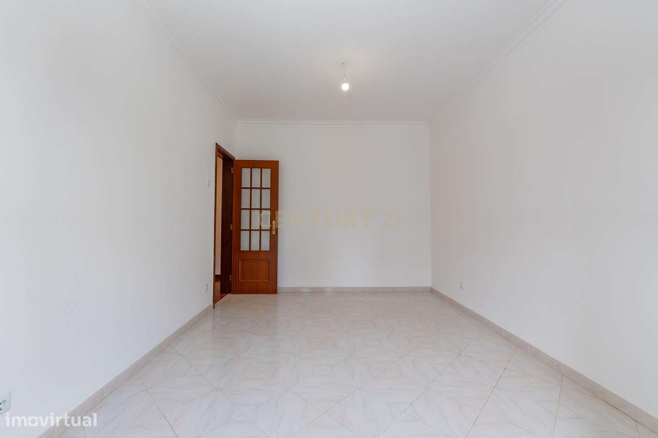 Maravilhoso T1 Remodelado | Moscavide | Excelente Exposição Solar-12