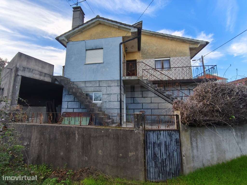 Oportunidade absolutamente imperdível - Moradia com parte renovada ...-1