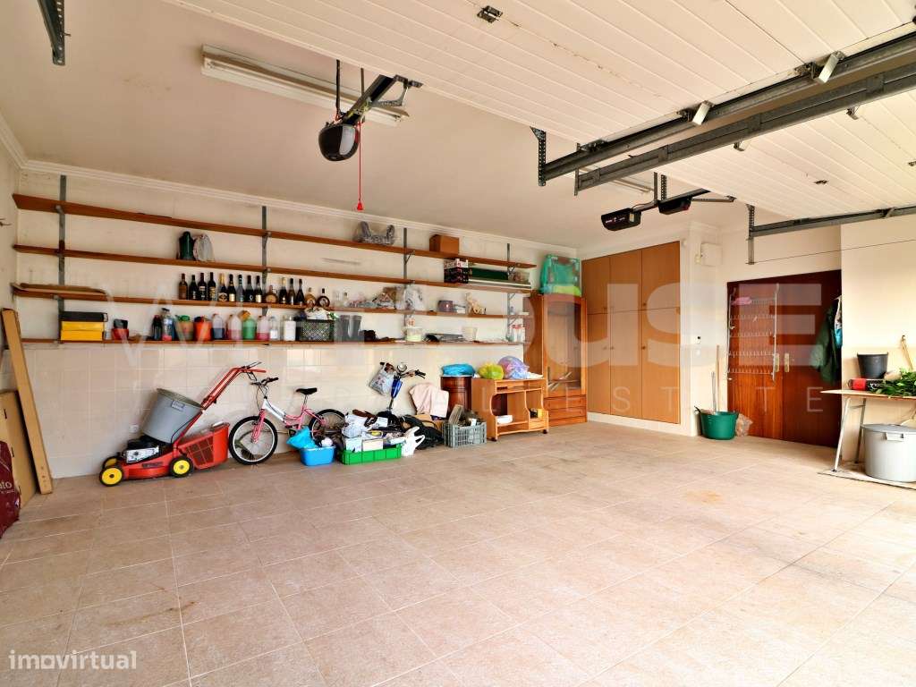 Moradia T4 com 280 m2, inserida em terreno com 2500 m2 em Palmela-32