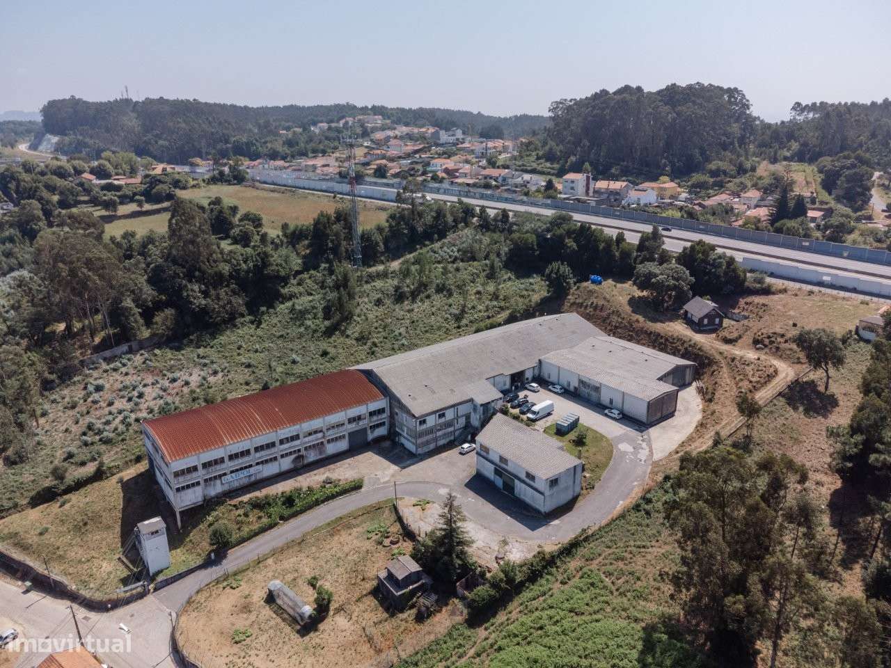 Armazéns com uma área de 5.270m2, em terreno com 14.000m2.-22